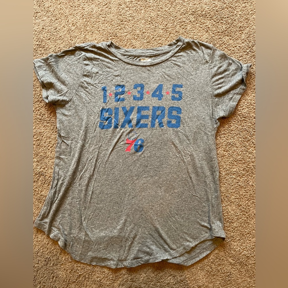 Women’s Tailgate Philadephia 76ers gray tee. Size large.